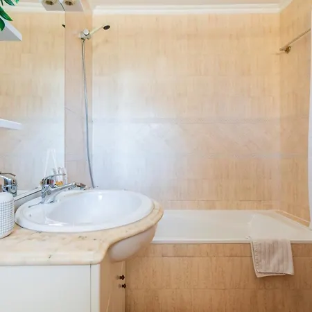 1 Bedroom Large Balcony Oceanview & Bbq In Meia Appartamento